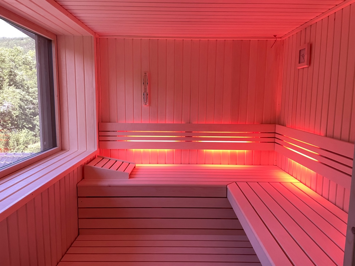 Sauna eines Ferienhauses mit freiem Blick auf den Rursee, Farblicht-LED-Rückenlehnenbeleuchtung, in kompletter Espe-Ausstattung